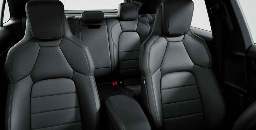 Interior trasero del Porsche Macan eléctrico 265 kW, asientos y acabados en renting