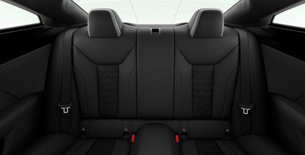 BMW-M4-Competition-Coupe-interior-trasera