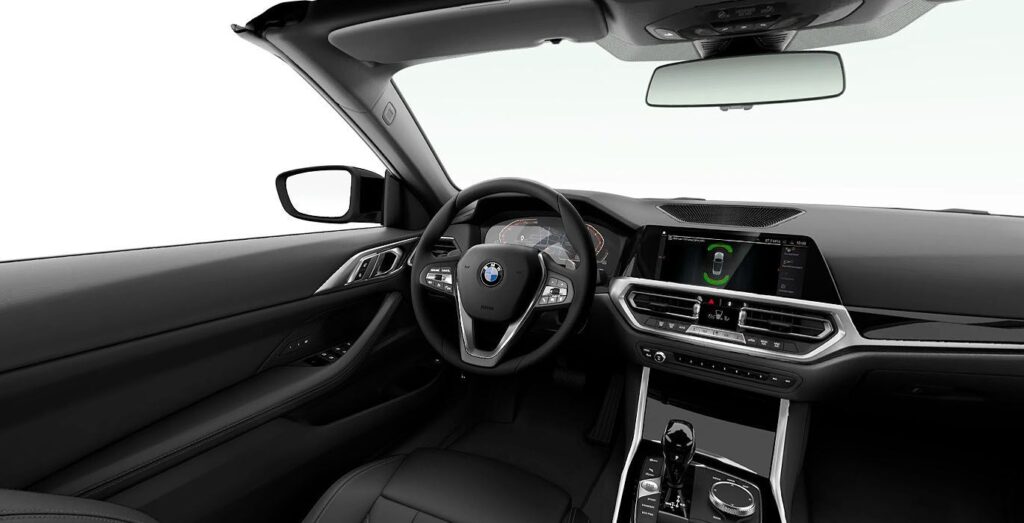 Interior frontal del BMW Serie 4 420i Cabrio con asientos premium y controles