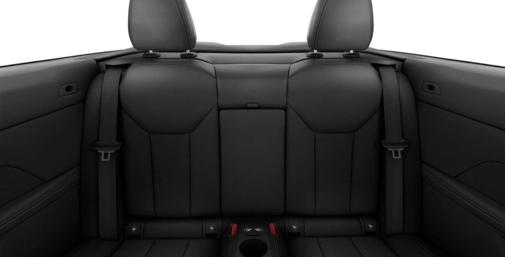 Interior trasero del BMW Serie 4 420i Cabrio con asientos y espacio del vehículo