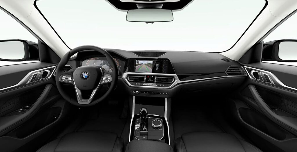 Interior delantero del BMW Serie 4 Gran Coupé 420i con salpicadero deportivo