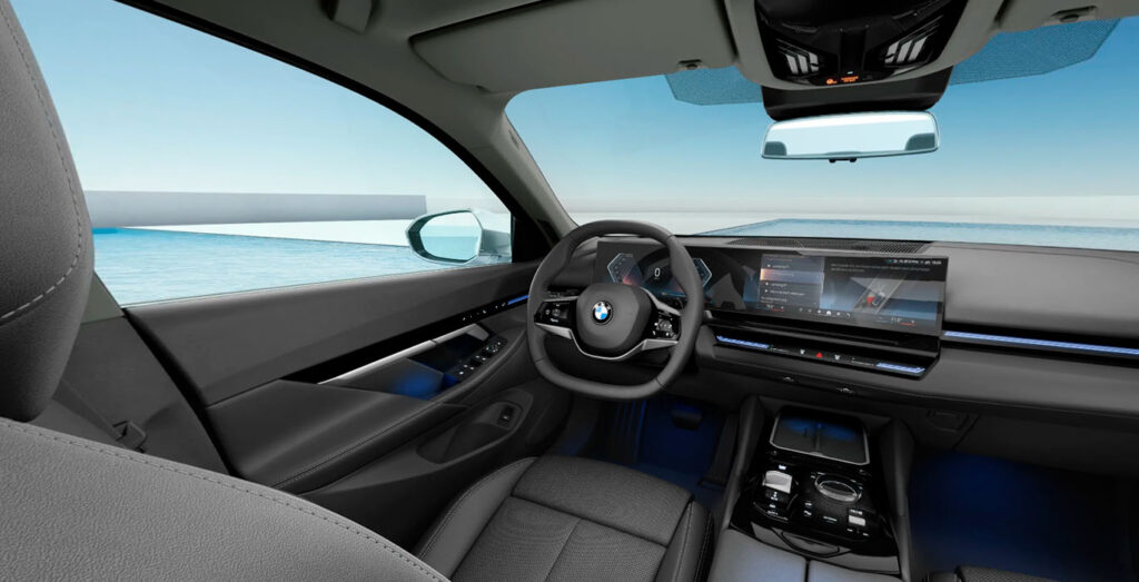 Interior delantero del BMW Serie 5 520d nuevo con salpicadero y volante de cuero