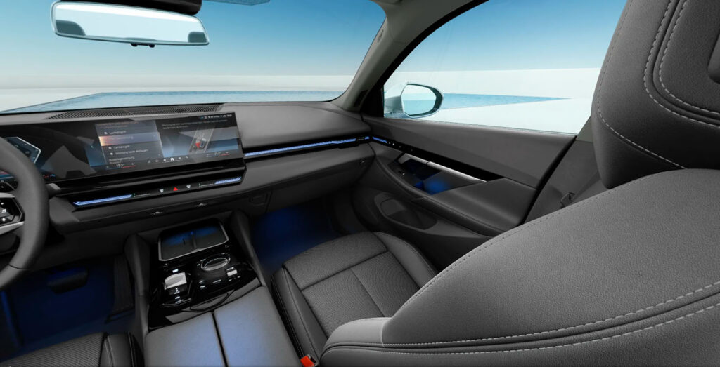 Interior delantero del BMW Serie 5 520d nuevo con salpicadero y asientos de cuero