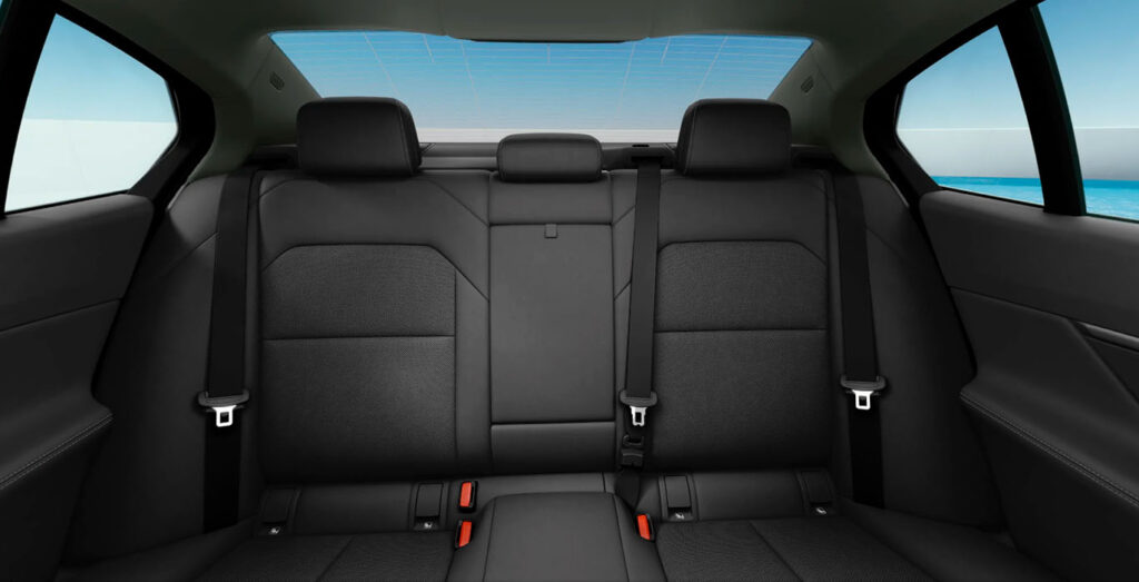 Interior trasero del BMW Serie 5 520d con asientos y acabados de lujo