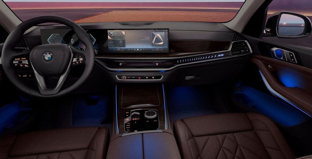 Vista del interior delantero del BMW X5 xDrive30d con salpicadero, volante y asientos tapizados en piel