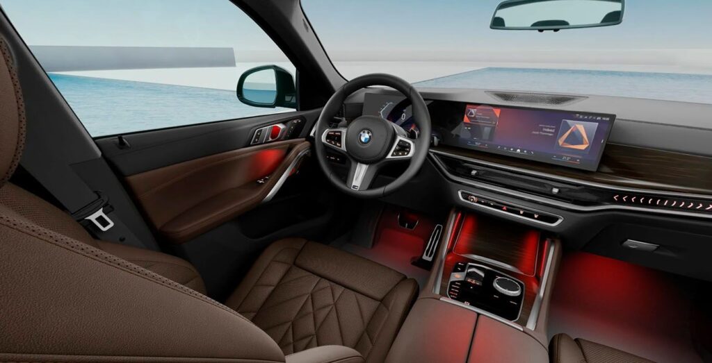 Interior delantero del BMW X6 xDrive30d M Sport con salpicadero deportivo