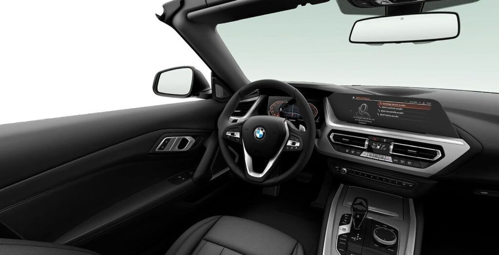 Interior delantero del BMW Z4 sDrive20i con volante, salpicadero y consola central en piel