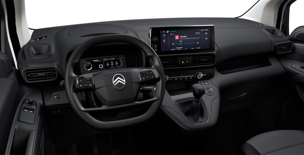 Interior delantero del Citroën Berlingo Talla M BlueHDi 100 S&S You: salpicadero, volante y consola central