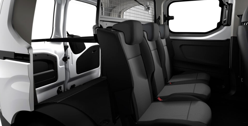 Citroën Berlingo Talla M BlueHDi 100 en color blanco, vista de perfil del interior
