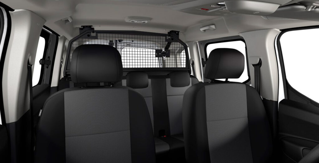 Interior trasero del Citroën Berlingo Talla M BlueHDi 100 S&S You, con asientos traseros