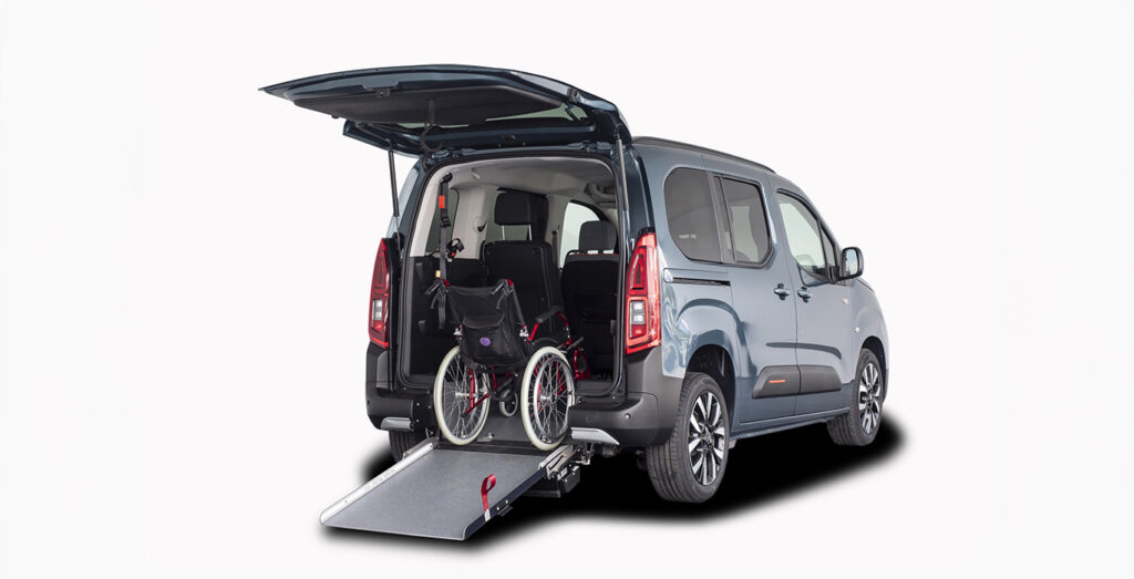 Vista trasera del Citroën Berlingo Talla M BlueHDi 100 YOU L1 N1 adaptado, disponible en renting