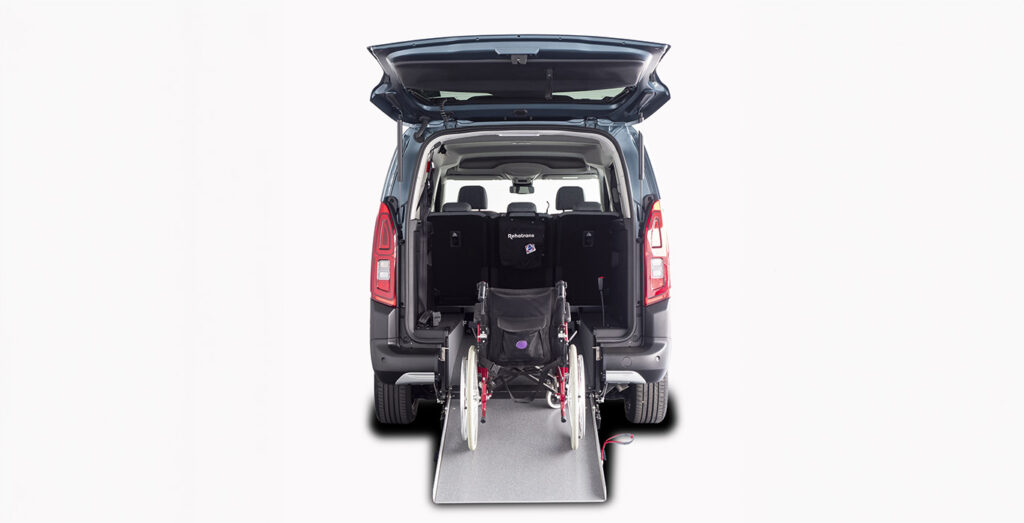 Citroën Berlingo Talla XL BlueHDi 100 YOU L2 N1 adaptado, vista trasera con silla de ruedas