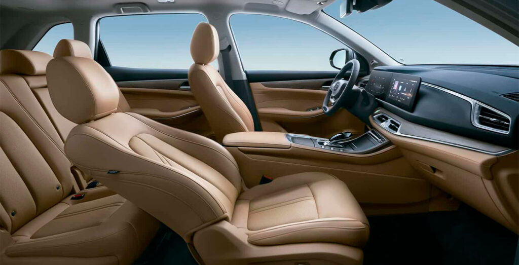 Interior del DFSK E5 Intelligent: vista frontal del salpicadero, volante y pantalla central del coche eléctrico
