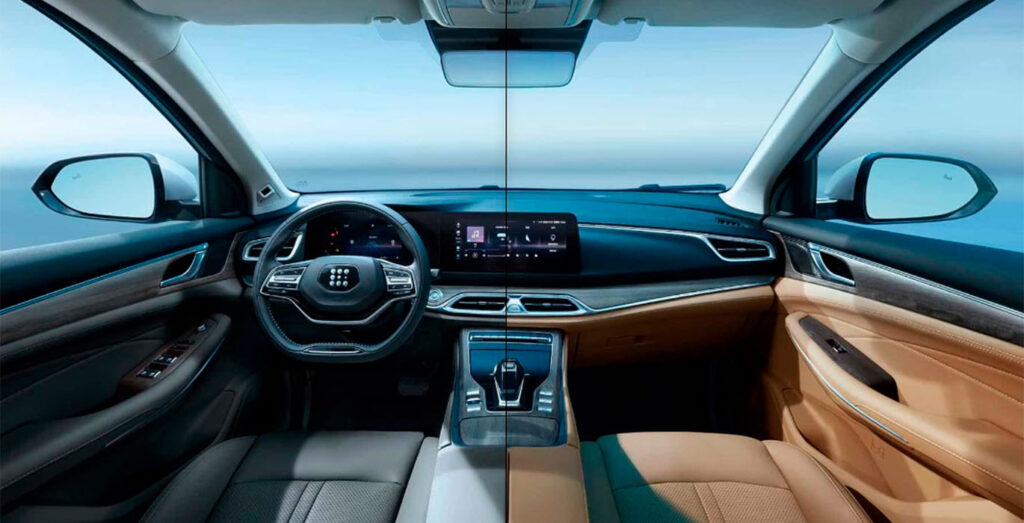 Interior del DFSK E5 eléctrico: salpicadero, volante y pantalla táctil central vistos desde la parte delantera
