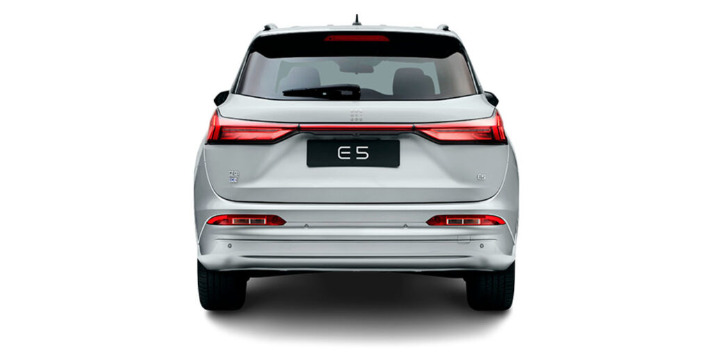 Vista trasera del DFSK E5 Intelligent, SUV eléctrico disponible en renting de coches
