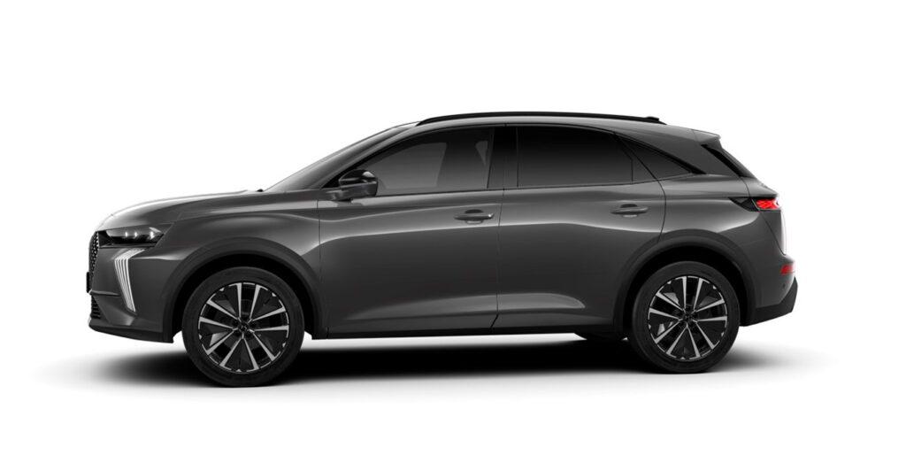 DS Automobiles DS7 BlueHDi 130 AT Pallas gris visto de perfil desde el exterior