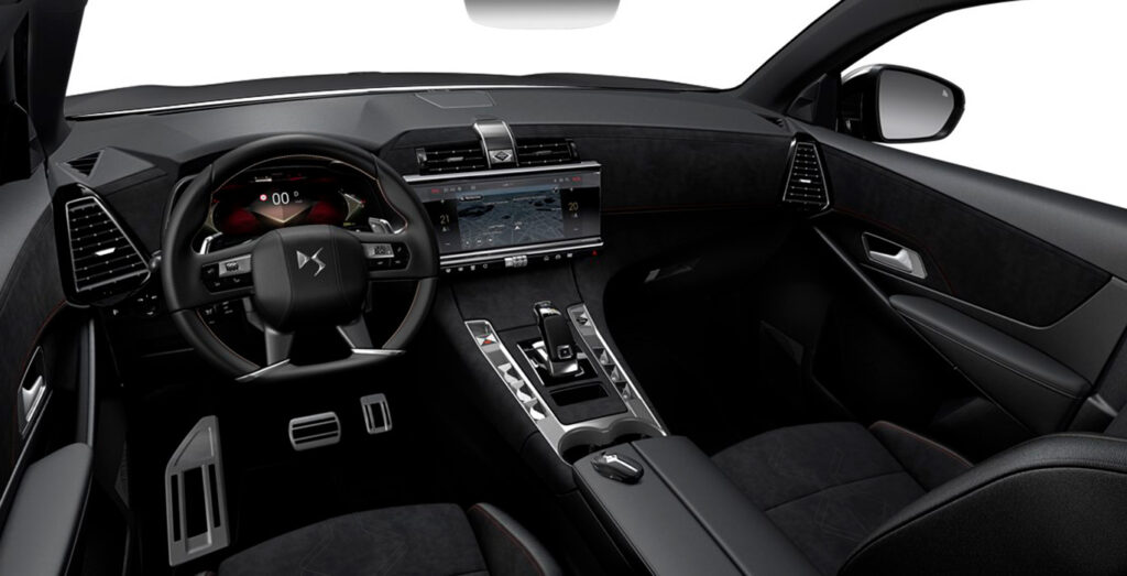 Interior delantero del DS7 BlueHDi 130 AT Pallas: salpicadero, volante y consola central