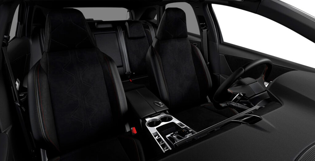 Vista interior trasera del DS7 BlueHDi 130 automático acabado Pallas, con asientos traseros tapizados