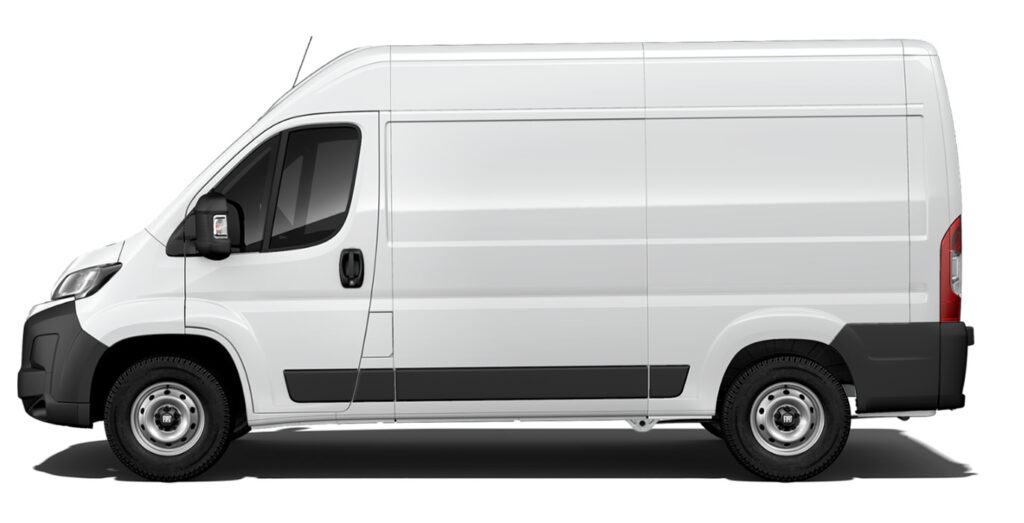 Fiat Ducato 35 L2H2 BlueHDi manual en color blanco, vista lateral del exterior de la furgoneta