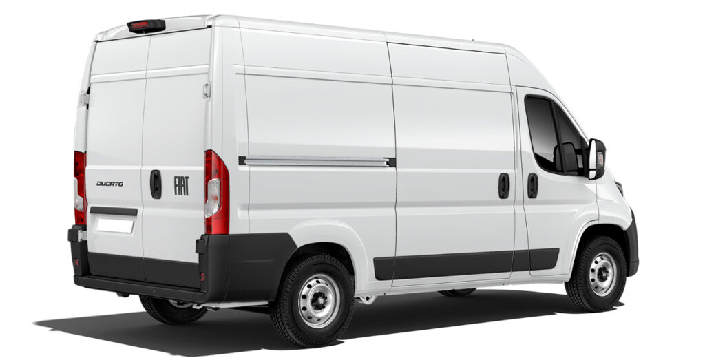 Fiat Ducato 35 L2H2 BlueHDi manual en color blanco, vista exterior trasera, furgoneta de renting