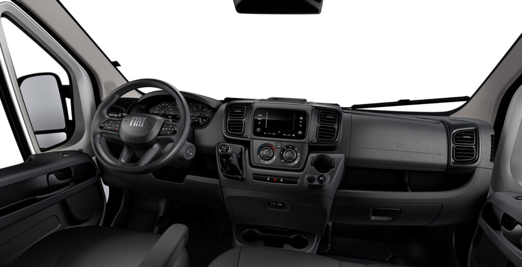 Interior delantero de furgoneta Fiat Ducato 35 L2H2 BlueHDi manual: salpicadero, volante y asientos