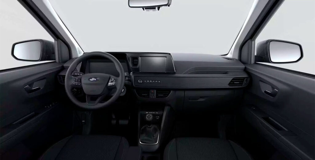 Interior delantero del Ford Transit Courier Kombi 1.5 EcoBlue Trend, vista del salpicadero y volante