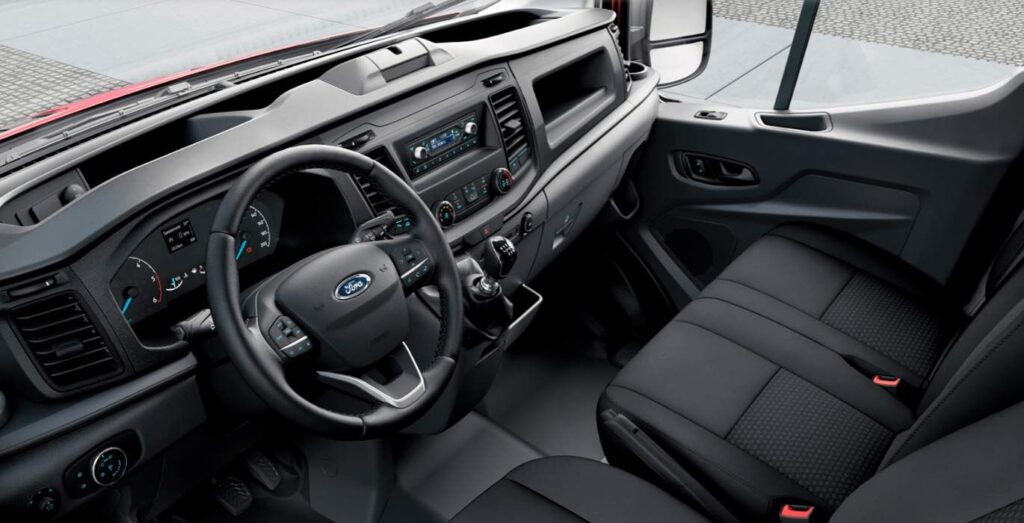 Interior de furgoneta Ford Transit en renting, vista parte delantera del habitáculo