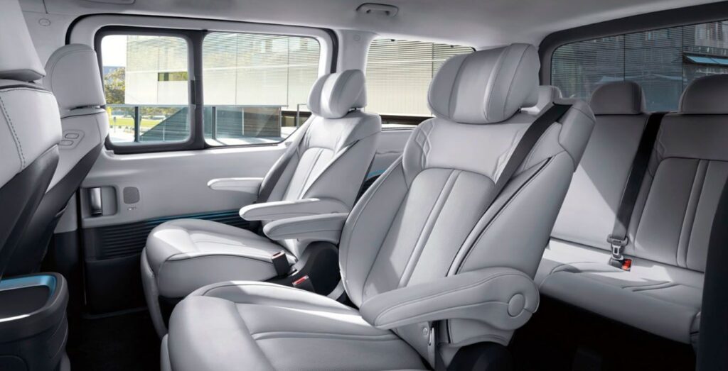 Interior trasero del Hyundai Staria 2.2 CRDi 177CV AT Maxx 9 plazas en renting