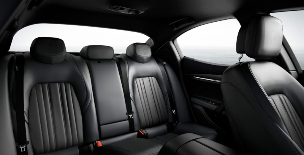 MASERATI-GHIBLI-GT-ULTIMA-L4-330CV-RWD-AUTOMATICO-interior-trasera