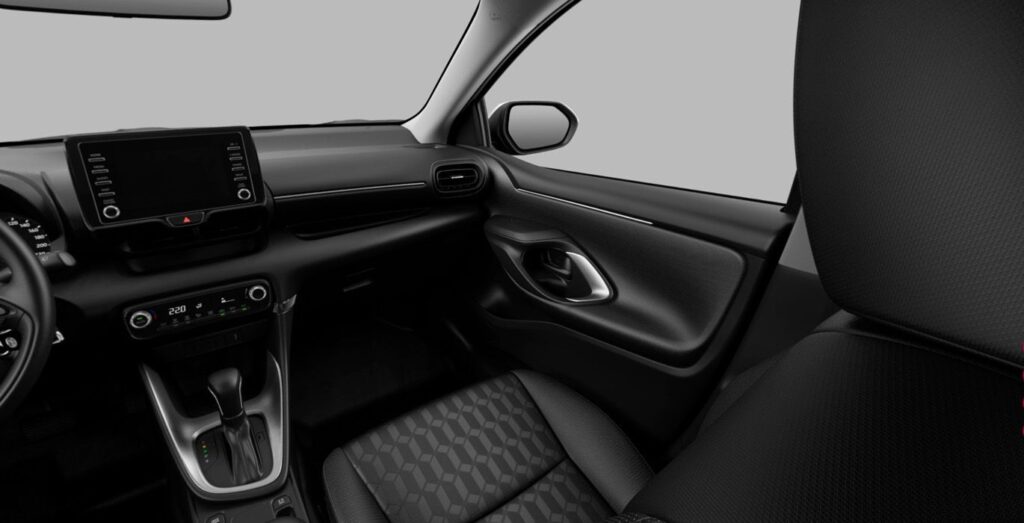 Mazda 2 Hybrid Essence, interior delantero con volante y salpicadero