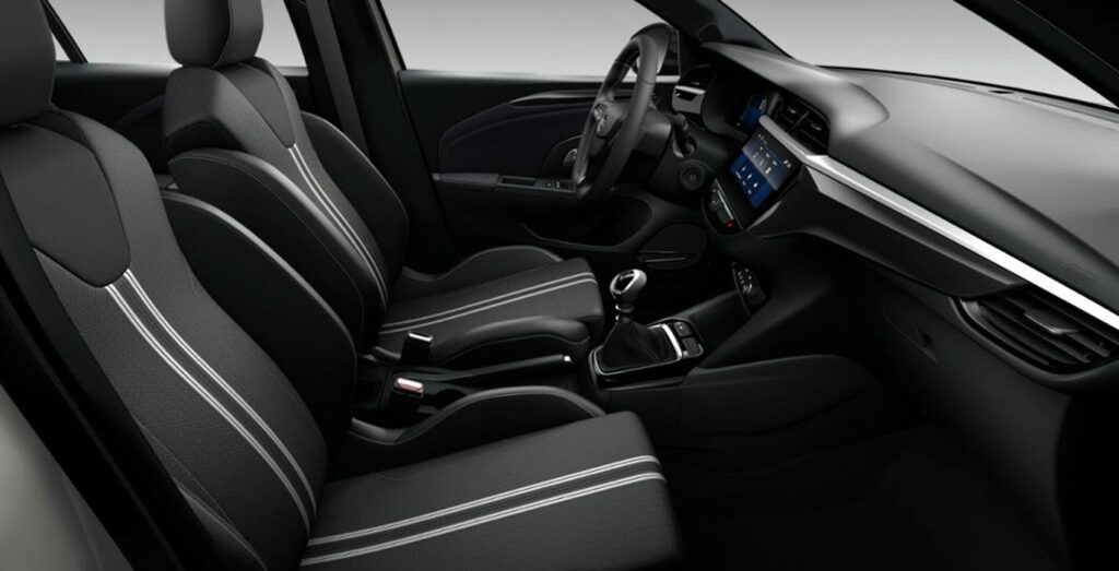 Interior del Opel Corsa GS Line 1.2T 100 CV en renting, vista de perfil del salpicadero