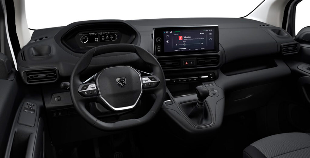 Interior delantero del Peugeot Partner Pro Standard BlueHDI restyling en renting de coches