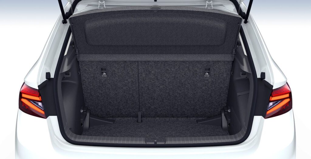 SKODA-Fabia-Ambition-1-0-MPI-interior-trasera