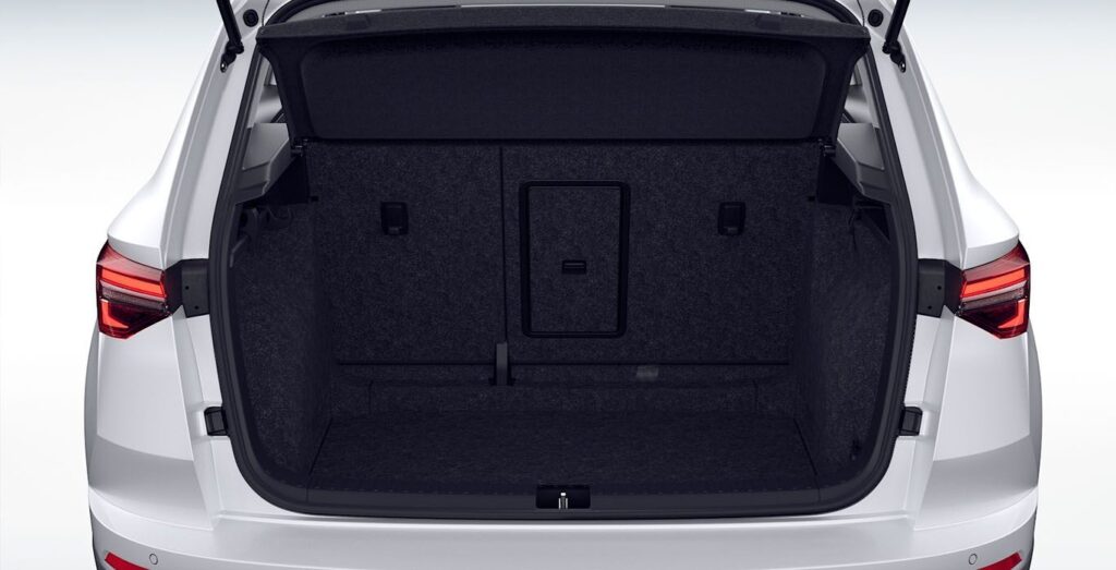 SKODA-Karoq-Ambition-Facelift-2.0-TDI-interior-trasera