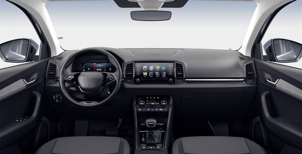 Interior delantero del Skoda Karoq Selection 2.0 TDI DSG en renting, salpicadero y volante