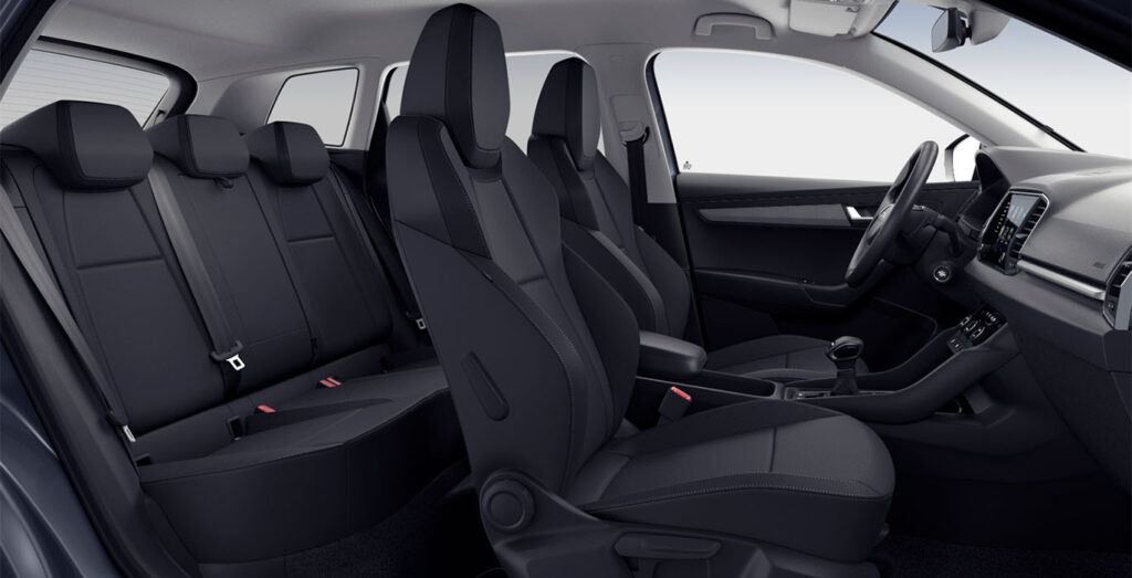 Interior delantero del Skoda Karoq Selection 2.0 TDI DSG en renting, salpicadero y asientos
