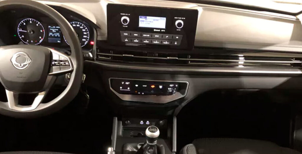 Interior delantero SsangYong Musso Sports D22 DTR Pro 4x4 MT en renting Madrid