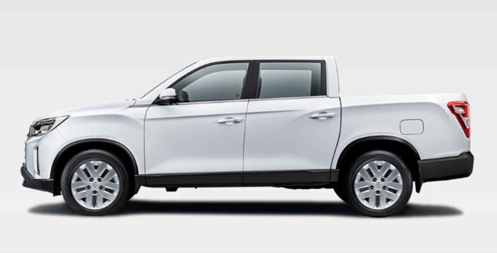 Vista lateral del SsangYong Musso Sports D22 DTR Pro 4x4, pick-up disponible en renting Madrid