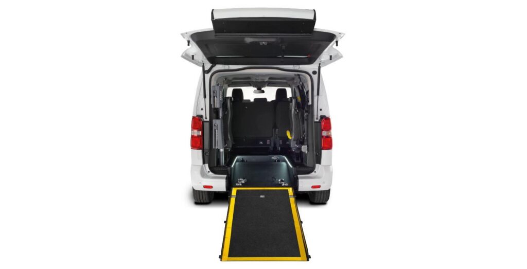 Toyota-Proace-Verso-Shuttle-VX-Plus-exterior-trasera-2