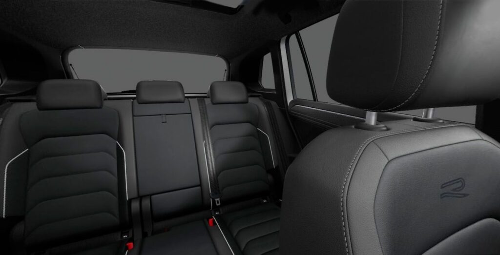 VOLKSWAGEN-Tiguan-eHybrid-R-Line-interior-trasera