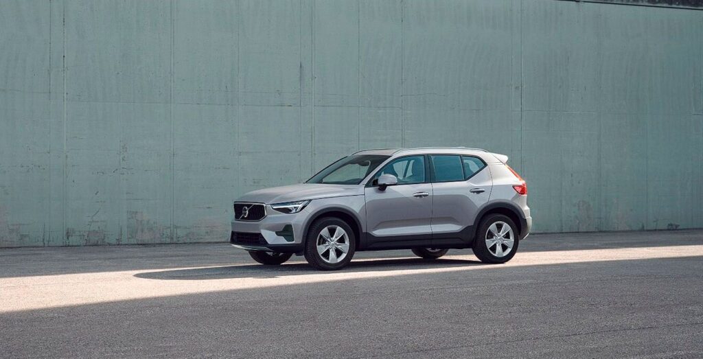 Volvo XC40 2.0 B3 Gasolina Core Auto en renting, vista exterior de perfil