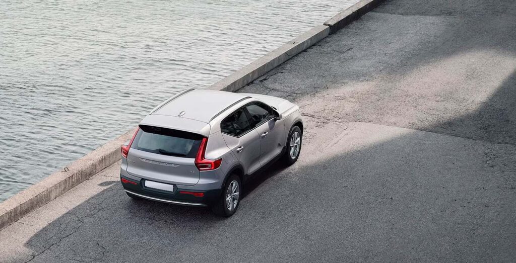 Volvo XC40 2.0 B3 Core Auto, vista exterior trasera, coche de renting en Madrid