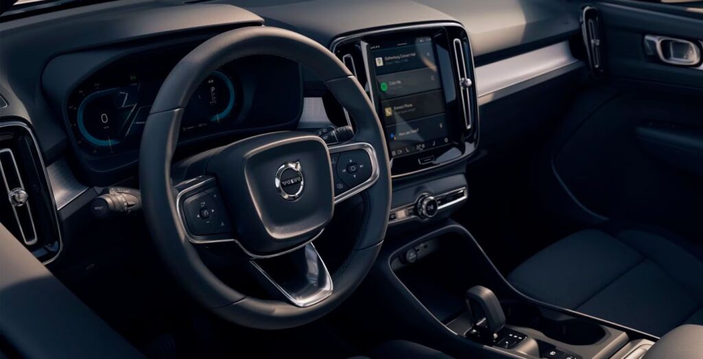 Volvo XC40 2.0 B3 Core Auto: interior delantero con volante y salpicadero
