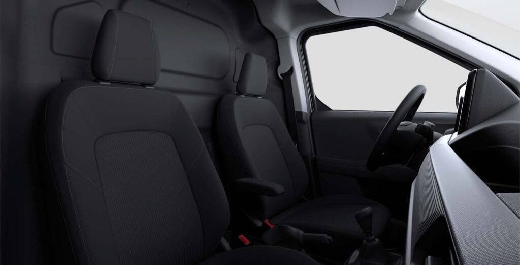 Interior del Ford Transit Courier: salpicadero, volante y asientos delanteros de la furgoneta