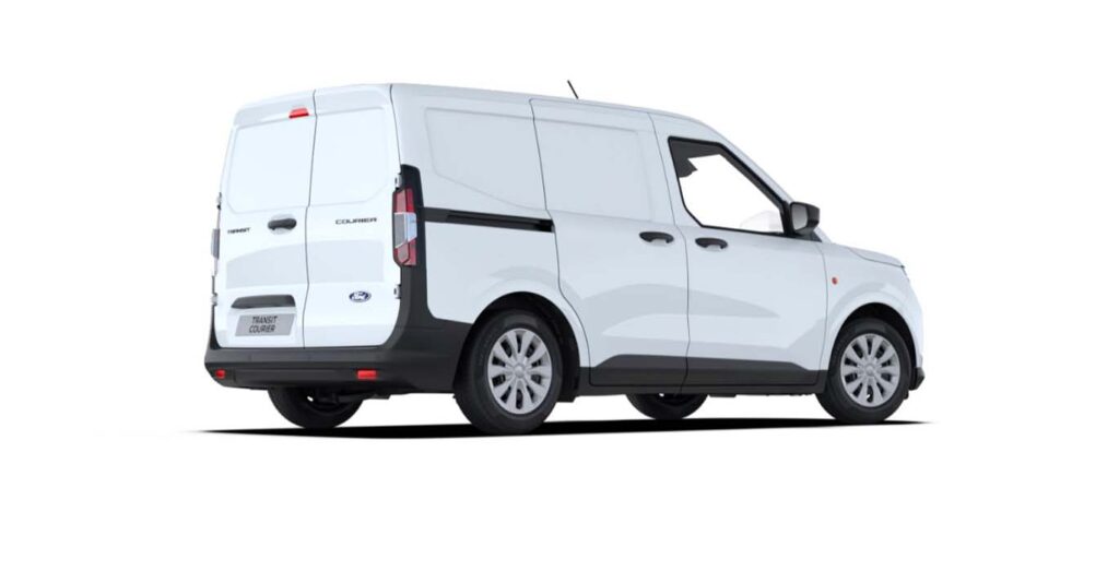 Parte trasera de una Ford Transit Courier blanca, furgoneta comercial disponible en renting