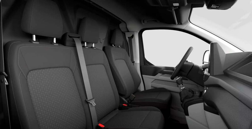 Interior del Ford Transit Custom Furgón Trend: salpicadero, volante y asientos delanteros de la cabina