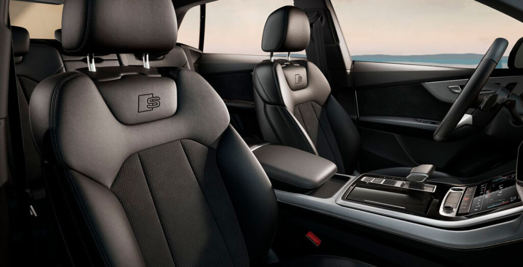 Interior delantero del Audi Q8 SUV S line 45 TDI Quattro Tiptronic disponible en renting