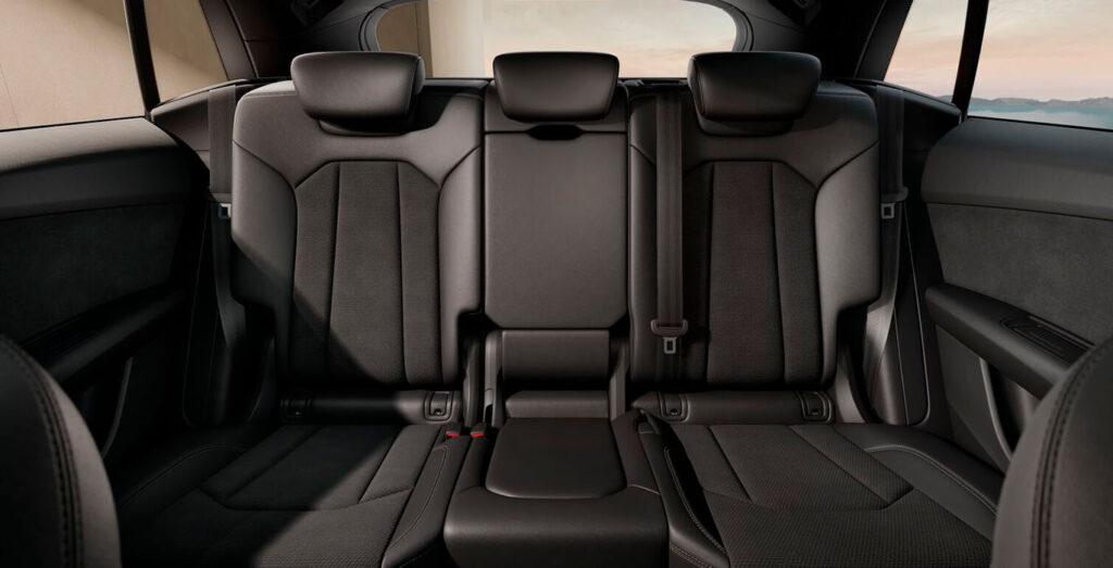 Interior trasero del Audi Q8 SUV S line 45 TDI Quattro Tiptronic en renting