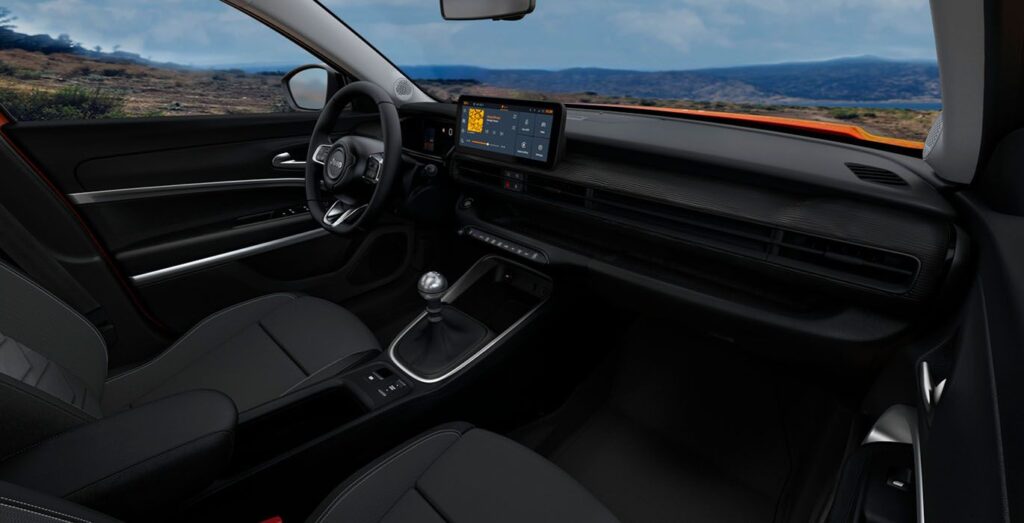 Interior del Jeep Avenger 1.2 G Altitude 100CV, vista de perfil del salpicadero y asientos delanteros