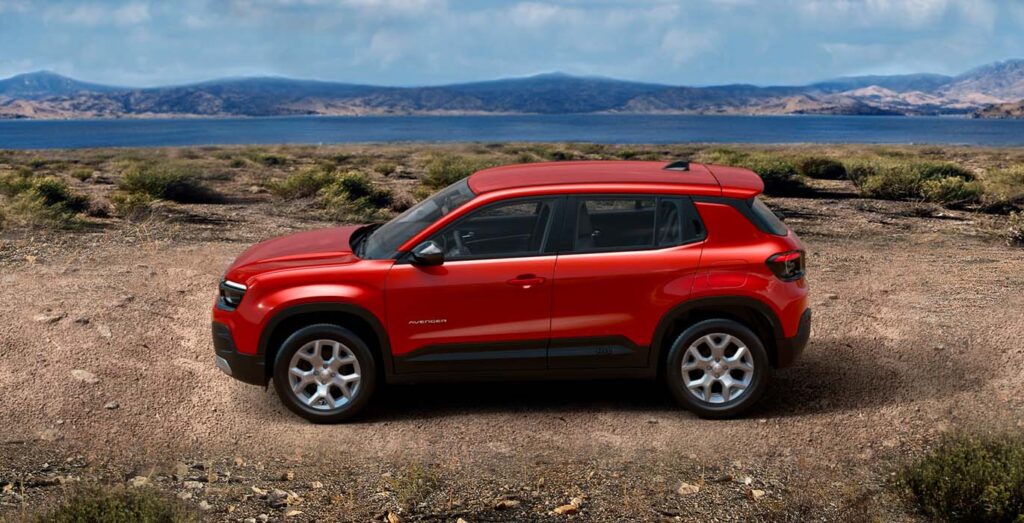Jeep Avenger 1.2 G 100CV Altitude manual, vista lateral exterior, coche de renting en Madrid